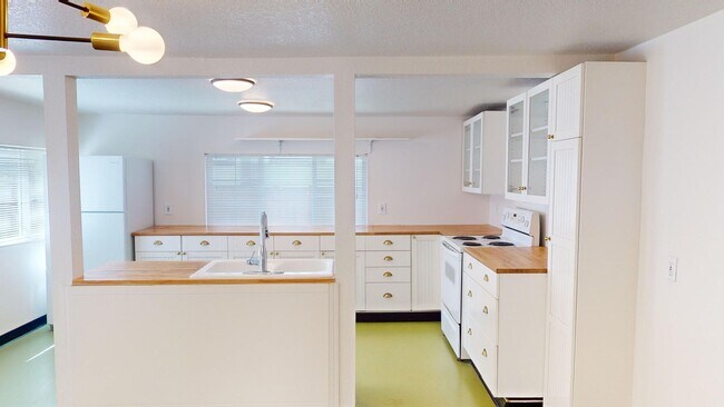 Building Photo - Beautiful Sellwood Bungalow in One of Portland's Most Desirable Neighborhoods. Pet friendly!
