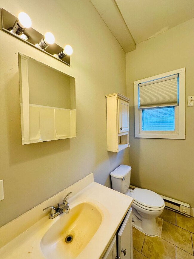Building Photo - DOWNTOWN - 2 Bedroom - MOVE IN BY JULY 30t...