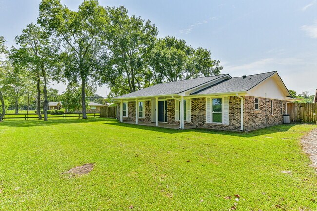 Building Photo - Rare Horse-Ready Property in Manvel