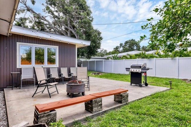 Building Photo - Charming 3 Bed/2 Bath + Den Home in Ringling Park – Minutes to Downtown Sarasota!