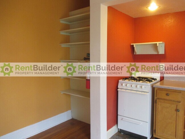 Building Photo - 103 Maple St NE