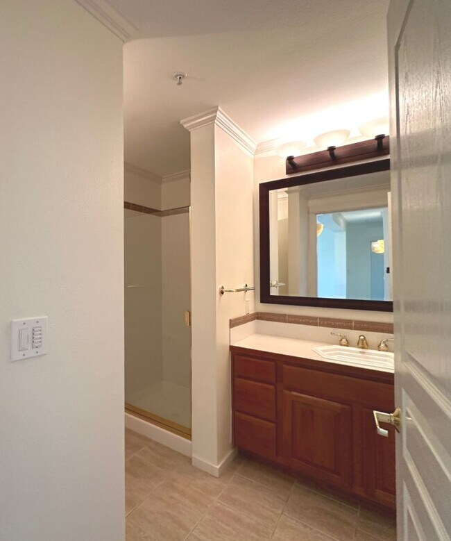 Building Photo - 2Bd/1.75Ba Kirkland Condo
