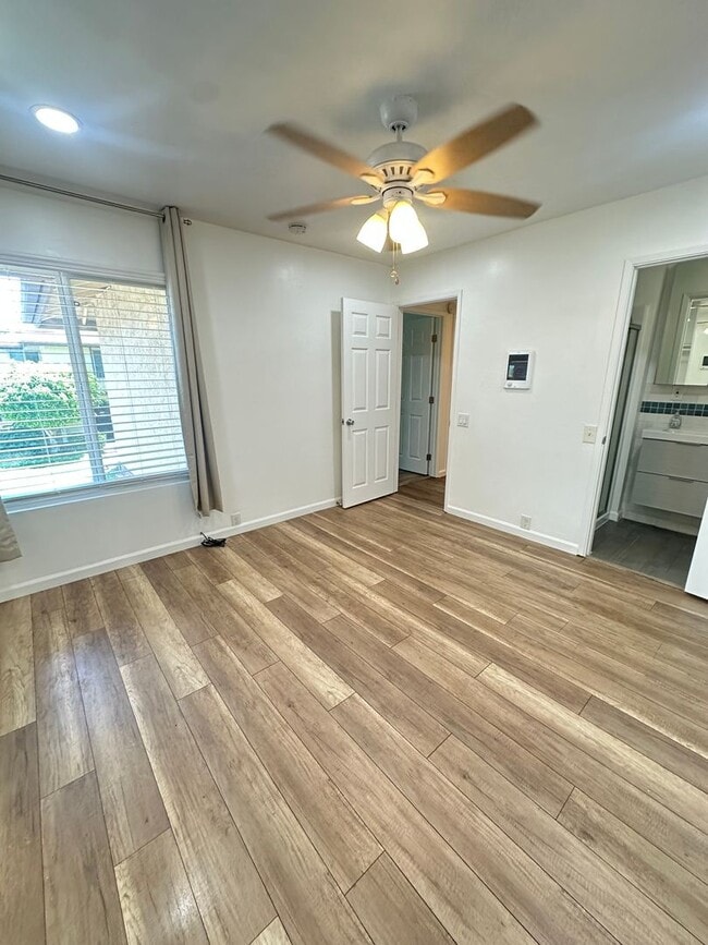 Building Photo - Spacious 3BR/2.5BA updated 2-story townhou...