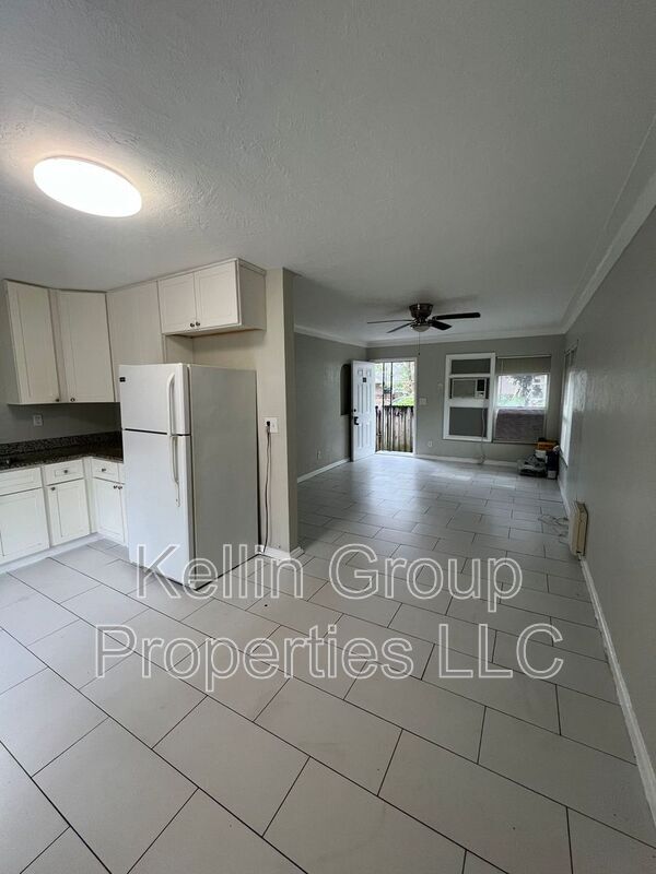 Building Photo - 832 20th Ave S