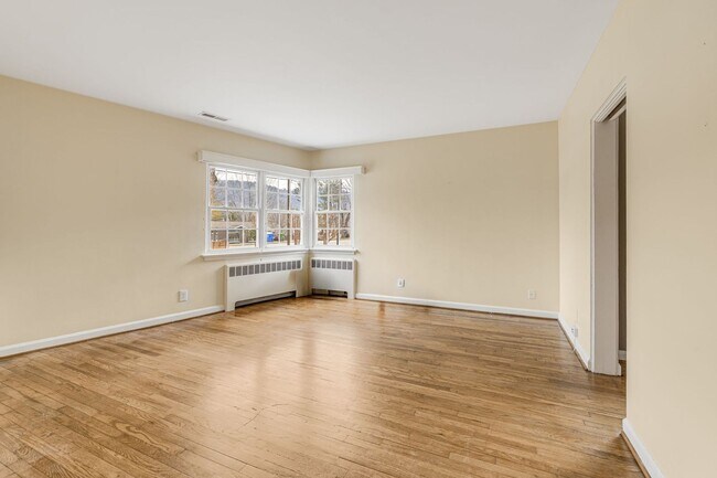 Building Photo - Bright & Inviting 2-Bedroom Home with Fenced-In Yard, Garage & Lawn Care Included