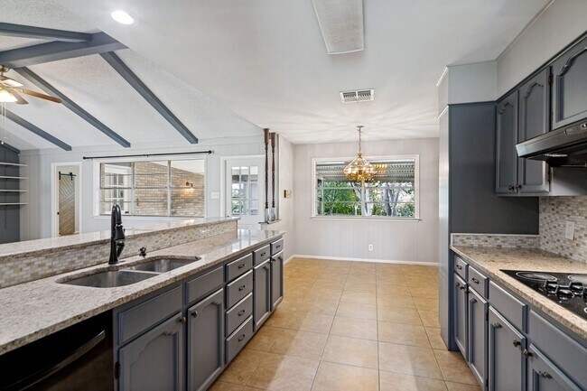 Building Photo - 313 Sagecrest Dr