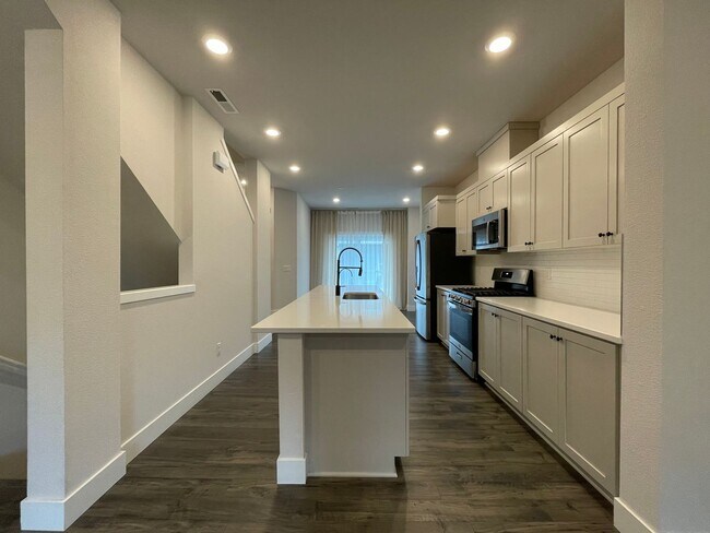 Building Photo - Beautiful, Bight & Modern 2Bd/2.5Ba Townhome in North Bethany! Two car attached garage, In unit l...