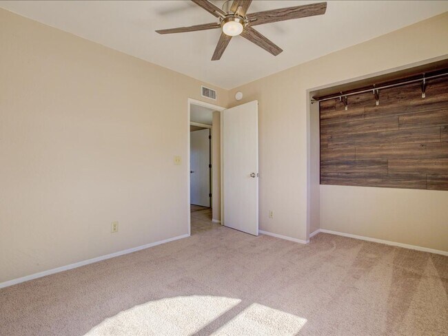 Building Photo - 3 Bedroom 2 Bathroom