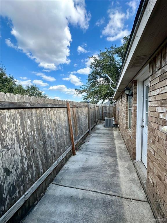 Building Photo - 2305 N Dahlia St