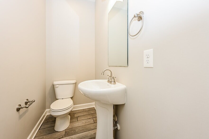 Building Photo - 513 Sarver Ave