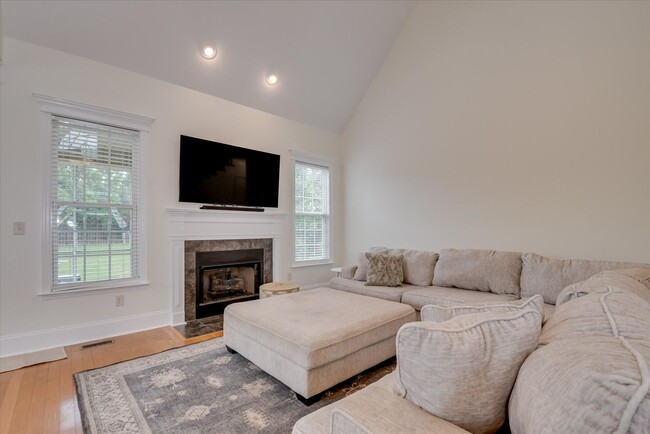 Building Photo - 5 Bed/3 Bath home with Primary Bedroom & a...