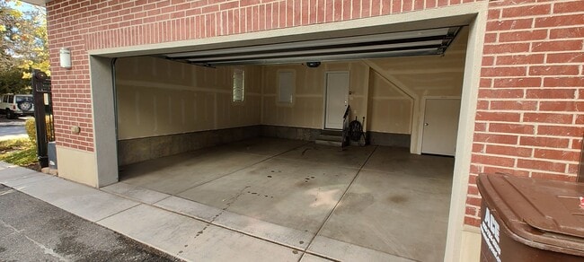 Building Photo - GORGEOUS Downtown Unit!!!