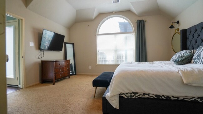 Building Photo - 2109 Mooncrest Dr