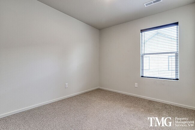 Building Photo - 3 Bed 2.5 Bath Townhome on a Corner Lot in...