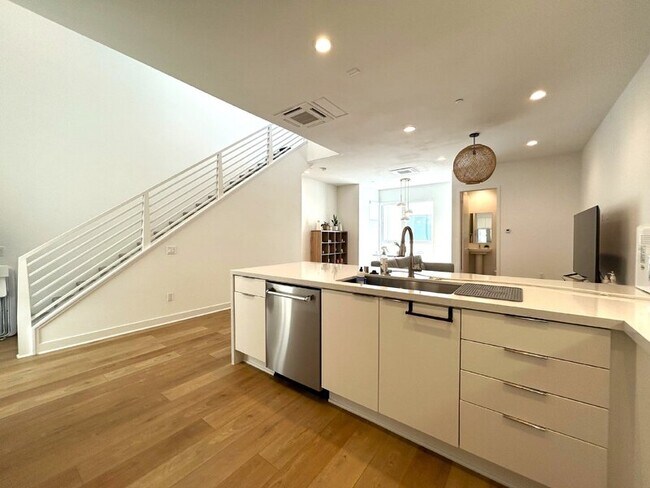 Building Photo - 10917 1/2 Otsego St