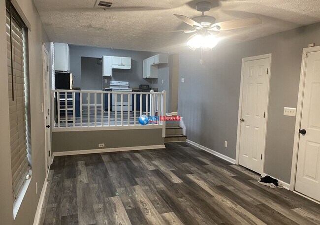 Building Photo - Spacious 4 bedrooms split-level house in Lithonia