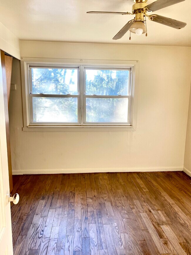 master bed - 32620 Montcalm St