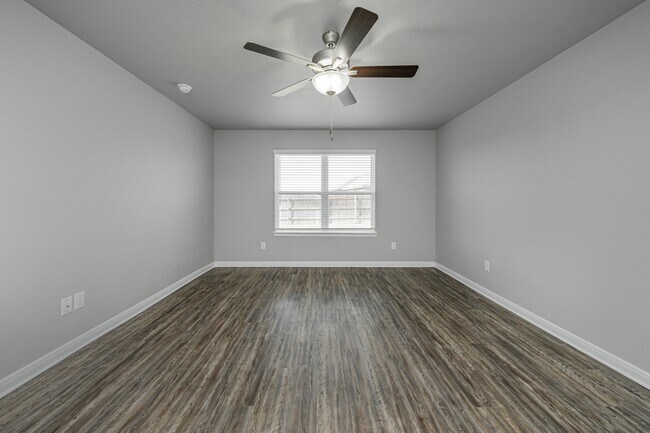 Building Photo - 536 Fallbrook Dr