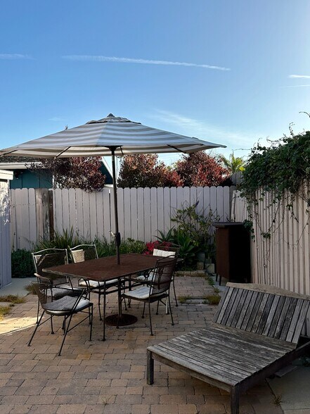 Shared patio - 1080 Dover Ln