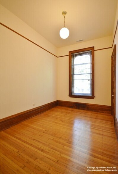 Building Photo - 2214 N Kenmore Ave