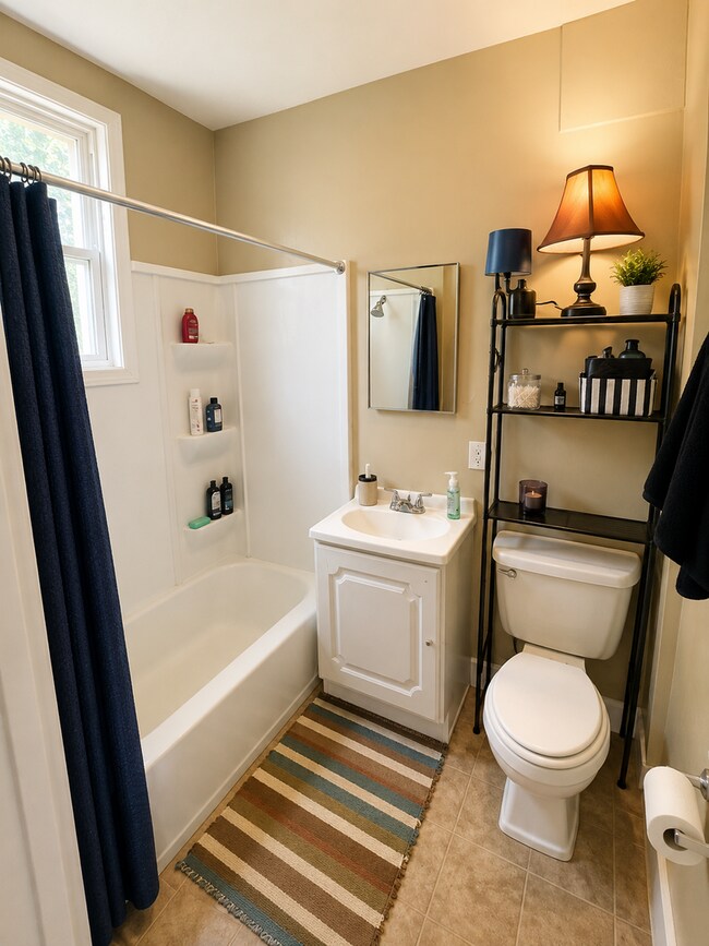Building Photo - AVAILABLE Immediately - 2 BED 1 BATH