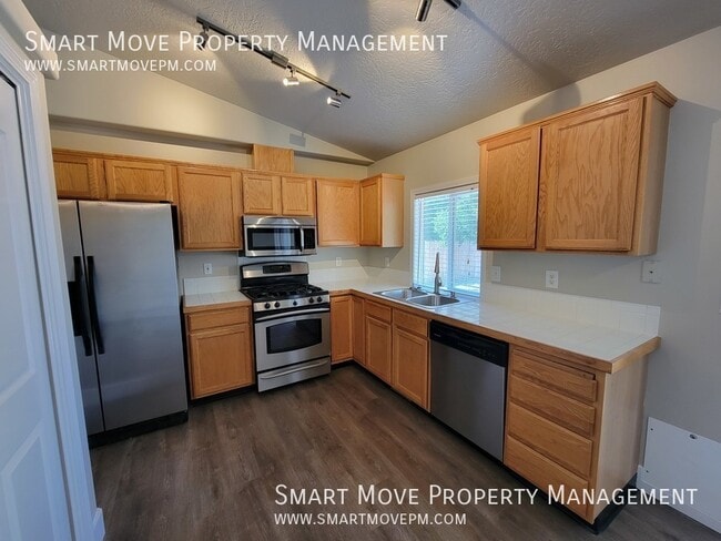 Building Photo - 1067 N Crestley Ave