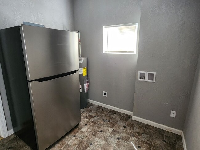 Building Photo - Centrally Located One Bedroom Duplex