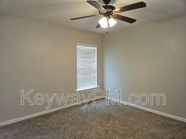 Building Photo - 905 Glenhaven Dr