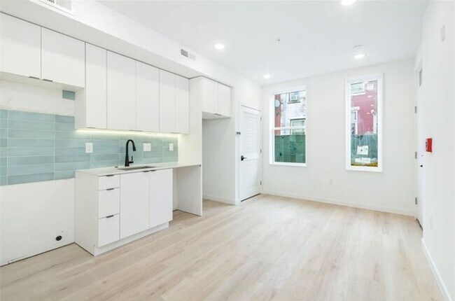 Building Photo - 2722 Hope St