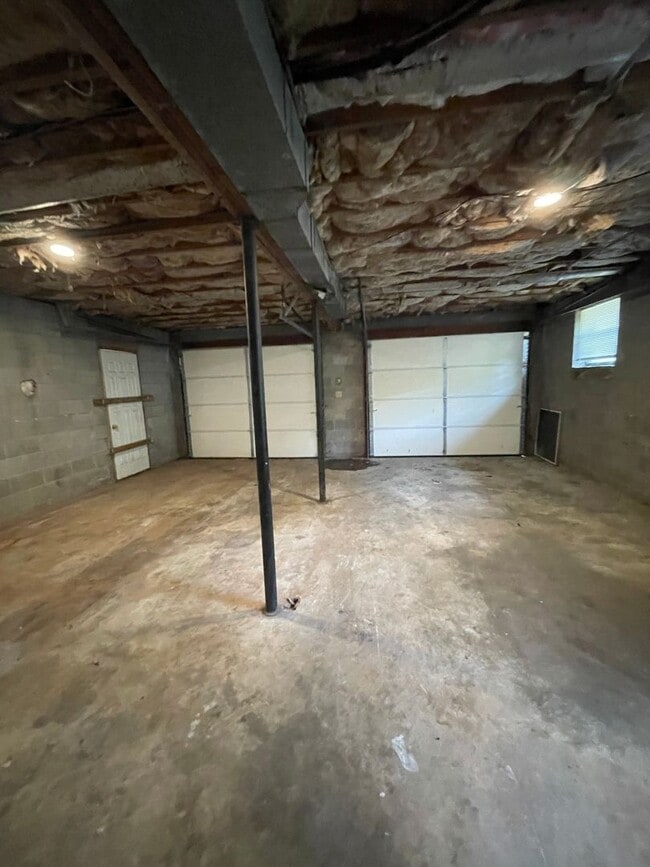 Building Photo - Beautifully renovated 3 bedroom 2.5 Bath