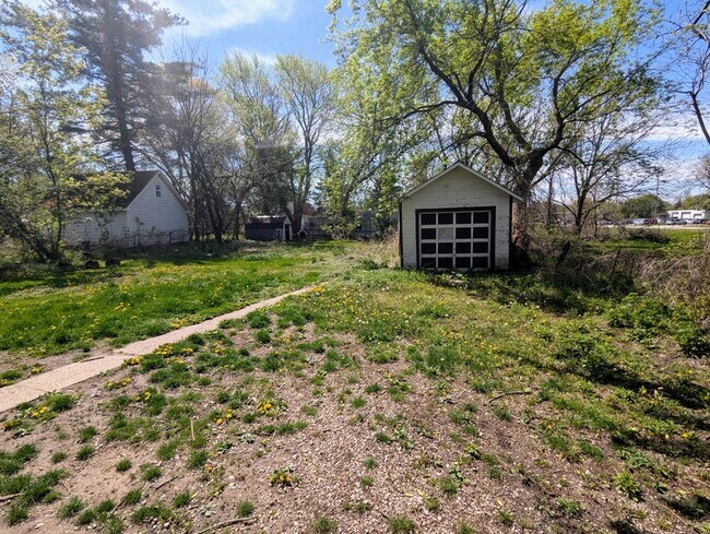Building Photo - 716 Community St