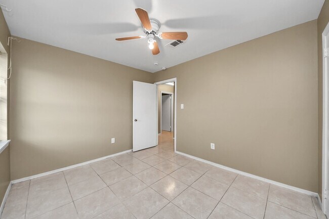 Building Photo - 811 Hillcrest Dr