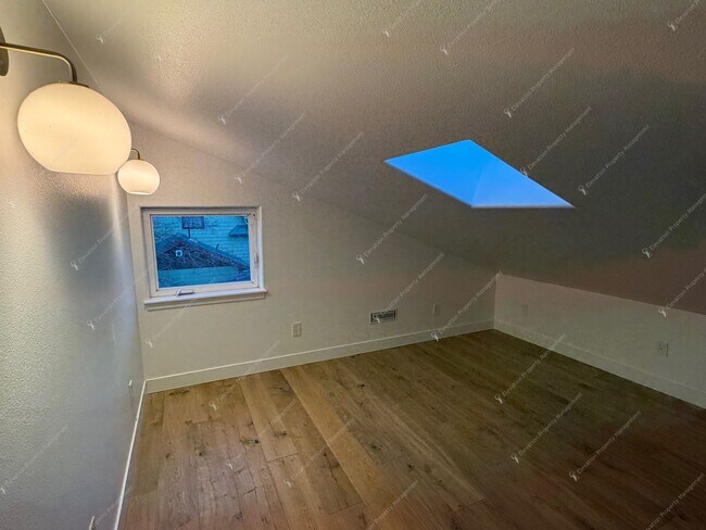 Building Photo - Find a piece of serenity in Historic Old Bend! (Unfurnished)