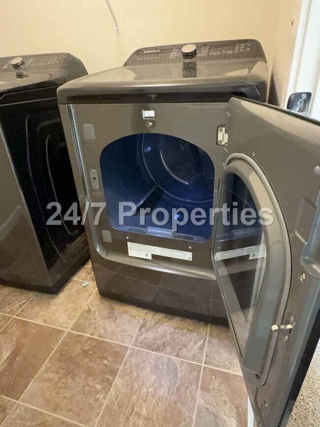 Building Photo - *1/2 OFF FIRST MONTH'S RENT* Magnificent 4BD I 2.5BA Molalla Home