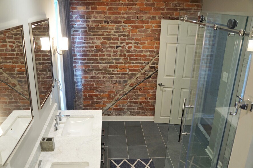 Building Photo - 618 E Girard Ave