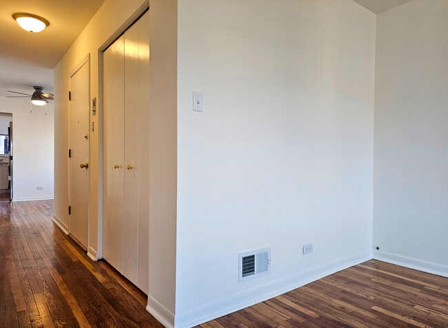 Building Photo - 2028 W 35th St