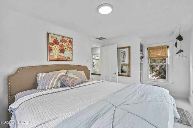 Building Photo - 610 1st Ave