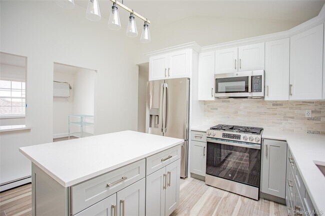 Building Photo - 451 E Pine St