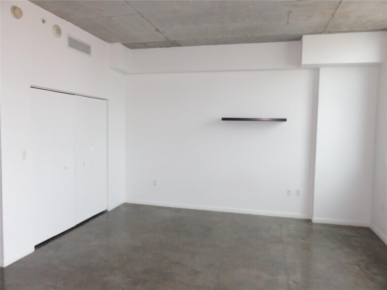 Building Photo - 133 NE 2nd Ave