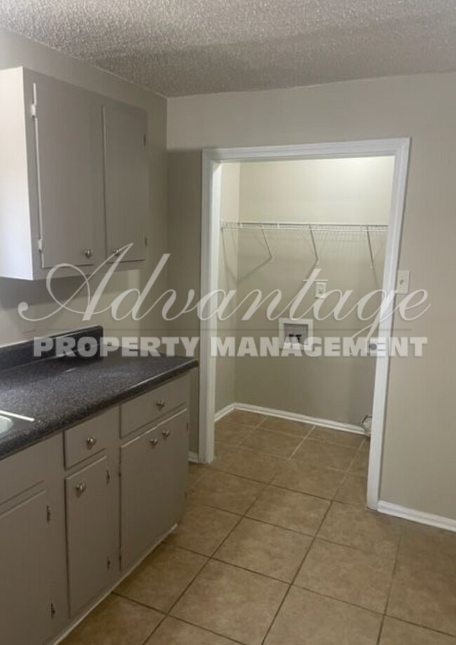 Building Photo - Very Nice Newly Rehabbed Home in North Mem...