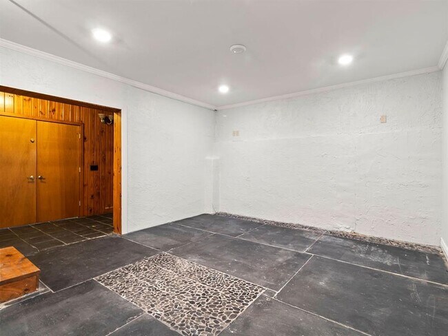 Building Photo - 1113 E Walnut St