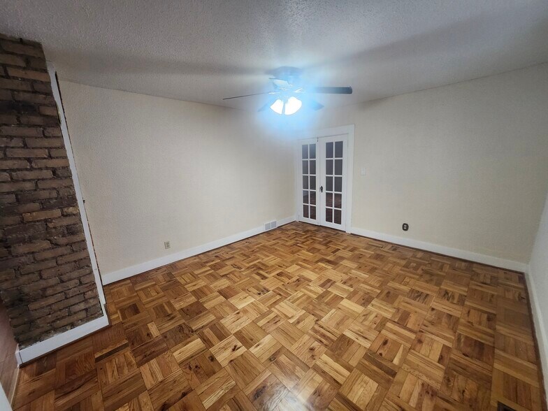 Building Photo - 796 Larpenteur Ave W