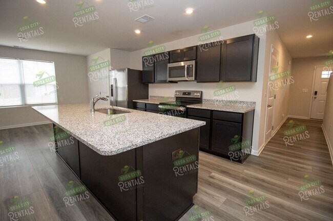 Building Photo - Modern 4 Bedroom Home ~ Minutes to Fort Jackson ~ Available May 2026!