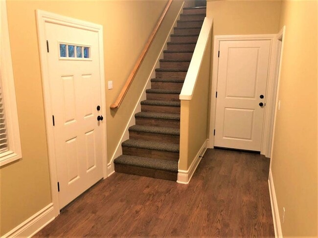 Building Photo - 4 Bed 4 bath Close to OSU