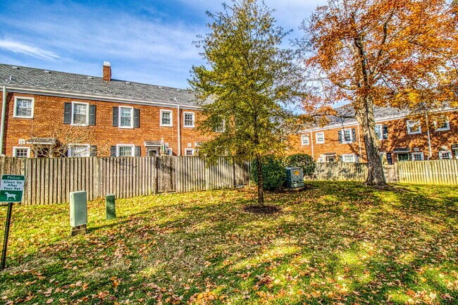 Building Photo - Discover Exceptional Townhouse Living!