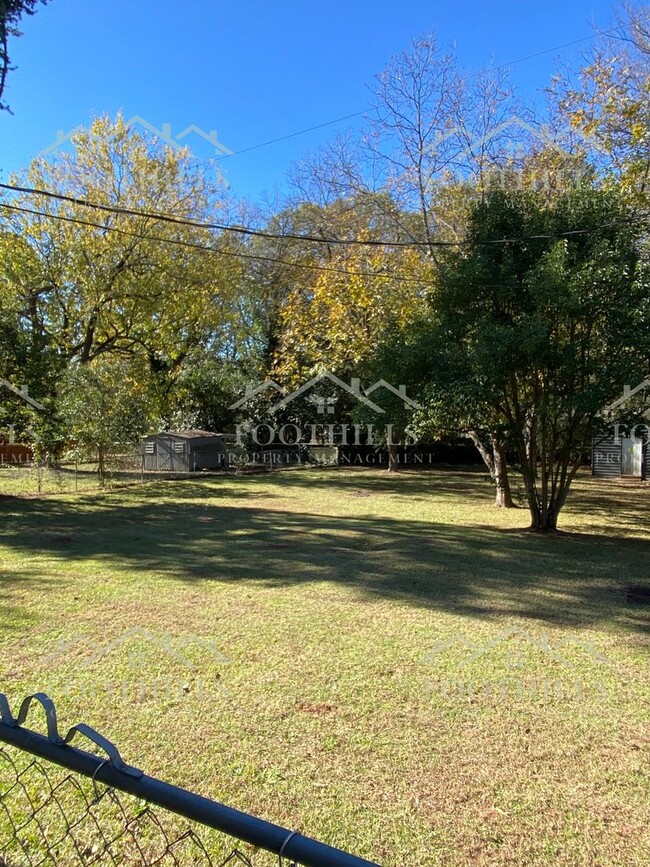 Building Photo - Delightful 2-Bedroom Home with Fenced Yard...