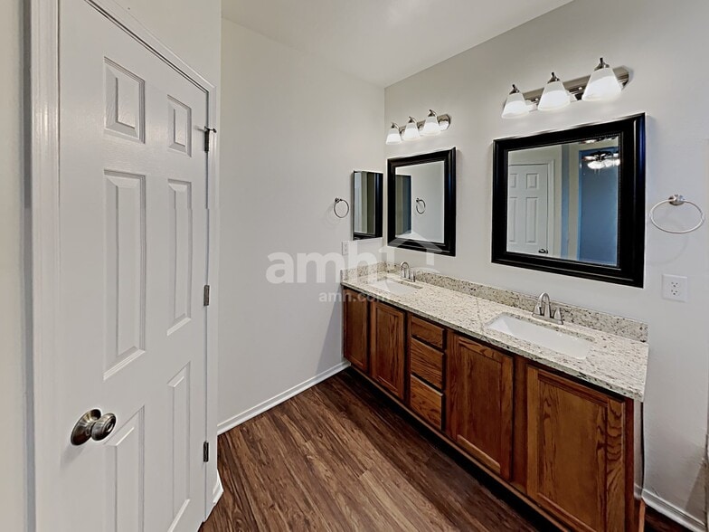 Building Photo - 1232 W Desert Hollow Dr