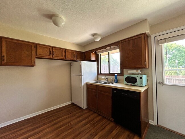 Building Photo - Recently Remodeled 2Bd/2Ba with Attached Garage in Longmont Duplex