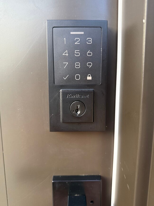 Building Photo - 26552-26552 Royale Dr