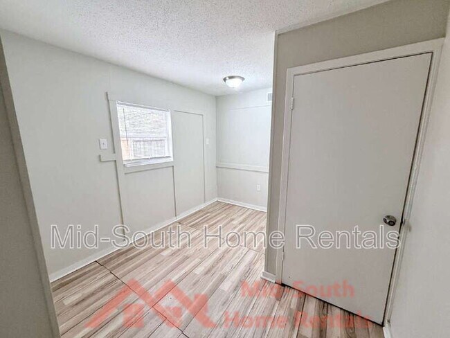 Building Photo - 642 Safari Dr